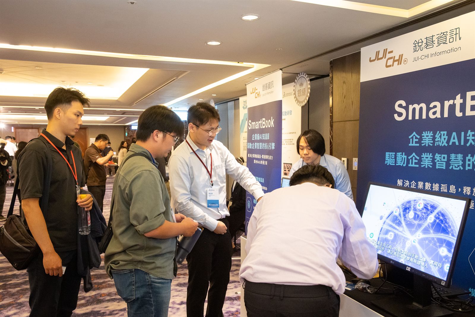 銳碁資訊團隊向來賓展示 SmartBook