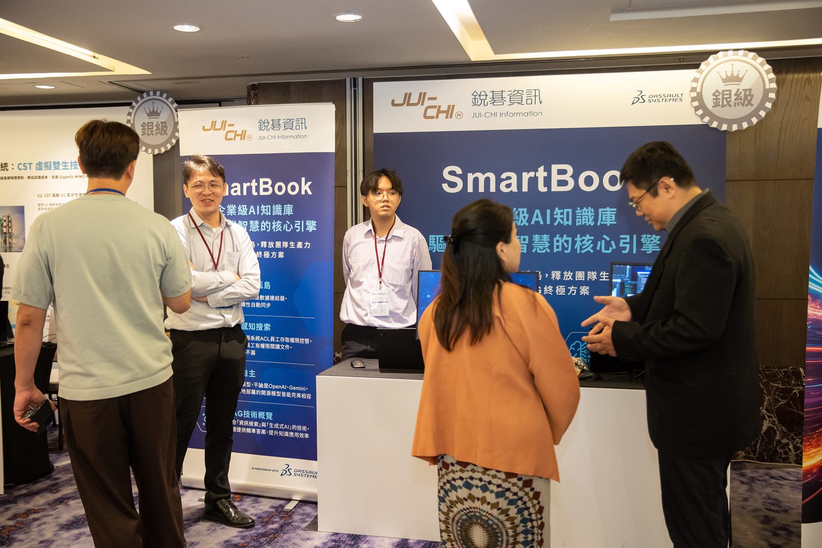 SmartBook 展示區現場交流