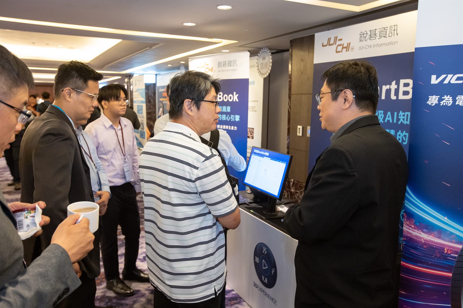 活動來賓於銳碁資訊展示區了解 SmartBook 解決方案