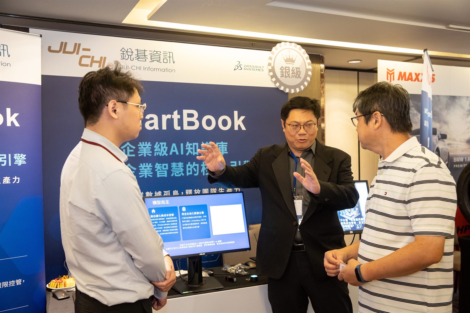 銳碁資訊顧問與活動來賓交流企業 AI 知識庫應用